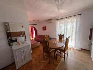 Rotes Appartment am Meer mit Meerblick ca 180 Meter Luftlinie vom Strand