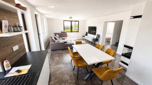 Family house with jacuzzi and sauna, Žiar