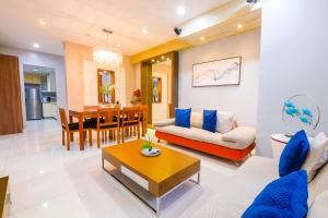 Spacious 2BR in High Street BGC! Pool & Netflix!