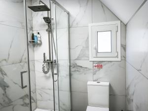 Sunny Home Loutraki is a modern studio with views of the bay and mountains with private parking