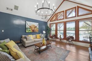 Rustic Cabin Mansion - Hot tub Gym Cinema Pool
