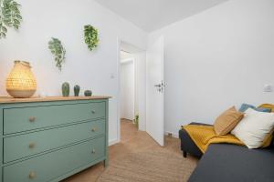 Spacious Family Apartment with Balcony, Desk and 3 Bedrooms by Noclegi Renters