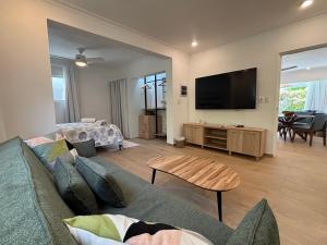 Oceanfront Kite Beach, 2BR, Patio, Pool, 30 steps to sand