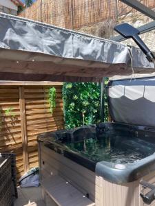 Cabane insolite avec jacuzzi