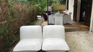 Appartement 61 metres carrés plus terrasse privée 85 mètres carrés donnant accés direct à la piscine