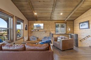 Mountain Top Retreat - Walk to River, Game Room, Hot Tub, Yellowstone
