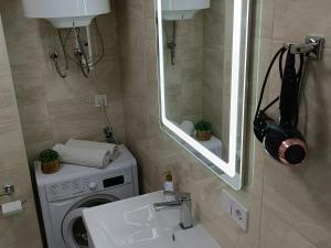 Kyiv Cocoon, Warm & Unique Apartment near Rail Station