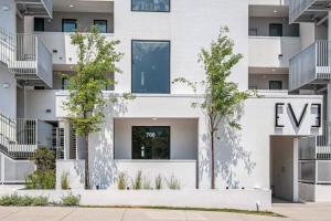 River View Luxury Condo with Garage, Walk to Downtown