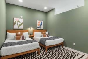 River View Luxury Condo with Garage, Walk to Downtown