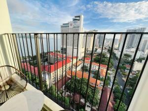 Gold Coast studio apartment with ocean view