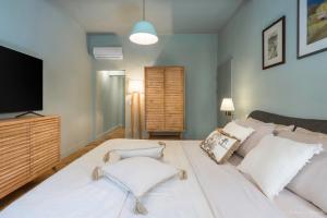 Stylish Urban Oasis AC Wi-Fi City Living