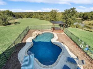 Modern Home - 1 Acre Lot w Pool Patios Jacuzzi