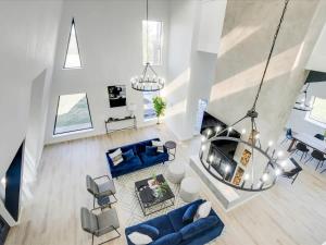 Modern Home - 1 Acre Lot w Pool Patios Jacuzzi