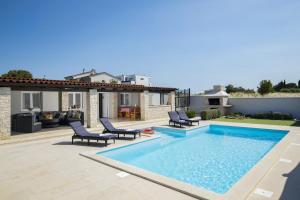Ferienhaus Georgine mit Pool