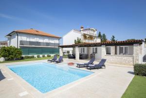 Ferienhaus Georgine mit Pool