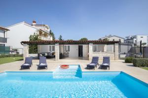 Ferienhaus Georgine mit Pool