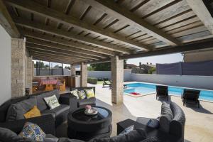 Ferienhaus Georgine mit Pool