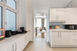 Modern 3BR Apartment near City Center & Metro U6