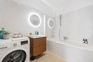Modern 3BR Apartment near City Center & Metro U6