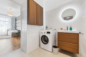 Modern 3BR Apartment near City Center & Metro U6