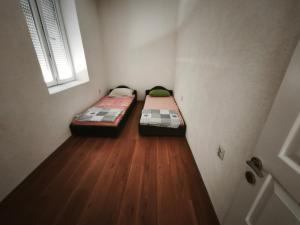 Spacious City Center Apartment for 6 - Steps from Hilton & Republic Square