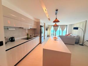 Front Ocean View Condo