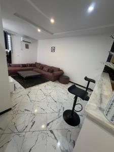 Studio meublé S1 Salon Cuisine, SDB et 1 chambre lit double avec climatiseur