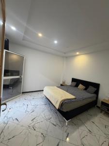 Studio meublé S1 Salon Cuisine, SDB et 1 chambre lit double avec climatiseur