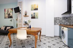 Cozy Studio for 2 px - Beach 10 Walk - Barcelona center 25 Train