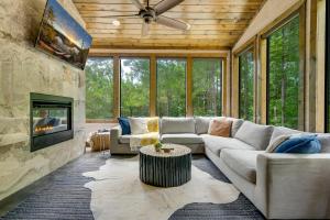 Rooftop Patio, Hot Tub, Treehouse with Slide, Family and Pet Friendly