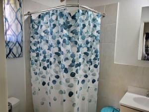 Cozy 2BR Retreat Near Beaches & Attractions