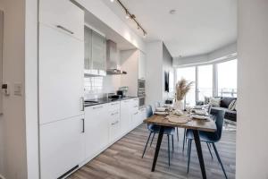 2BR APT with Parking&WFH - CN tower MTCC Scotia Arena