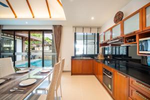 Rawai VIP VIllas 2D12 两卧室精装泳池别墅 步行到拉威海滩3分钟 拉威中心生活便利
