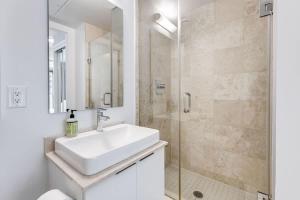 2BR Condo with Stunning CN Tower View & Free Parking