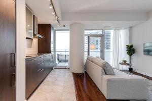 2BR Condo with Stunning CN Tower View & Free Parking