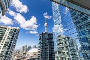 2BR Condo with Stunning CN Tower View & Free Parking