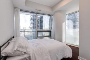 2BR Condo with Stunning CN Tower View & Free Parking