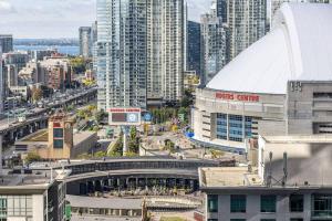 2BR Condo with Stunning CN Tower View & Free Parking
