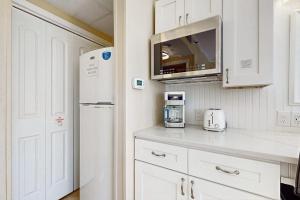 Gulf-view condo with beach access pools hot tubs tennis & private balcony