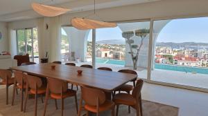 New Modern Villa Pool, BBQ, Sea View & Movie Room