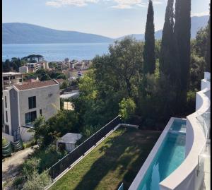 New Modern Villa Pool, BBQ, Sea View & Movie Room