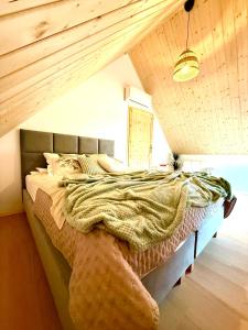 Bez sąsiadów, Slow life Żuraw - nowoczesny domek z tarasem w pobliżu jezior i Poleskiego Parku Narodowego,sauna, jacuzzi, WiFi