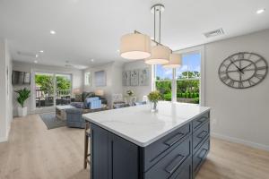 Main Street Hideaway - HPT - R28575-205