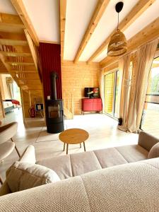 Bez sąsiadów, Slow life Żuraw - nowoczesny domek z tarasem w pobliżu jezior i Poleskiego Parku Narodowego,sauna, jacuzzi, WiFi