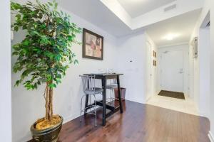 Charming 1BR Condo with City View Near CN Tower