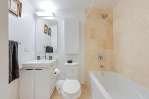 Charming 1BR Condo with City View Near CN Tower