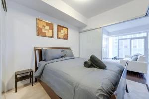 Charming 1BR Condo with City View Near CN Tower