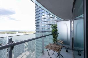 Charming 1BR Downtown Condo with Lakeview Balcony