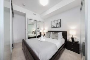 Charming 1BR Downtown Condo with Lakeview Balcony