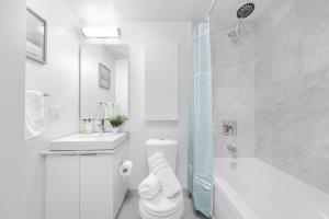 Charming 1BR Downtown Condo with Lakeview Balcony